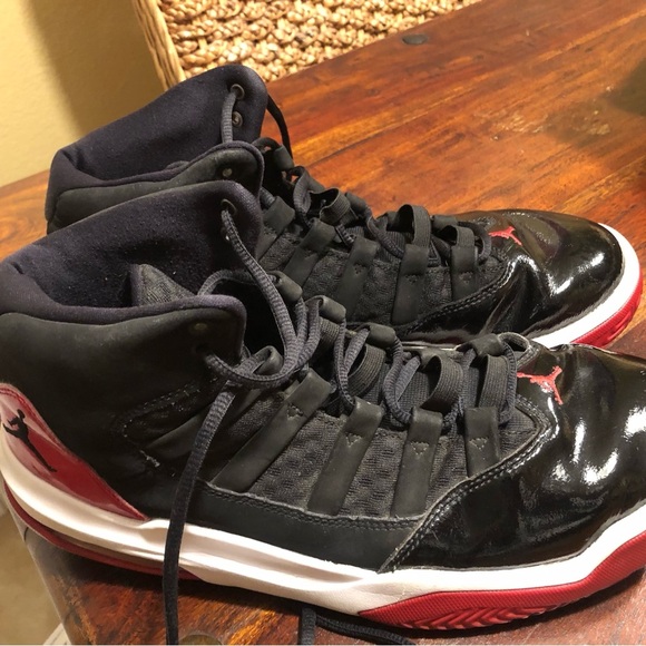 Nike Air Jordan Max Aura Men's Sz 10.5 Shoes Black/Red/White AQ9084-006 - Picture 6 of 11